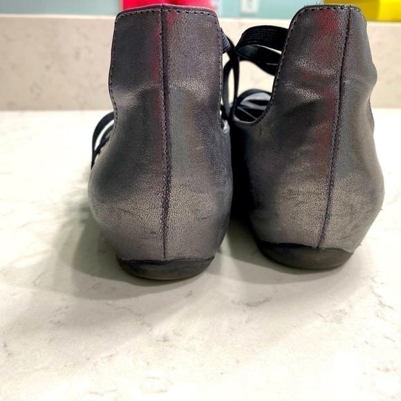 Kenneth Cole Women’s Ballet Flats with Elastic Strap Size 6​ - Picture 4 of 5